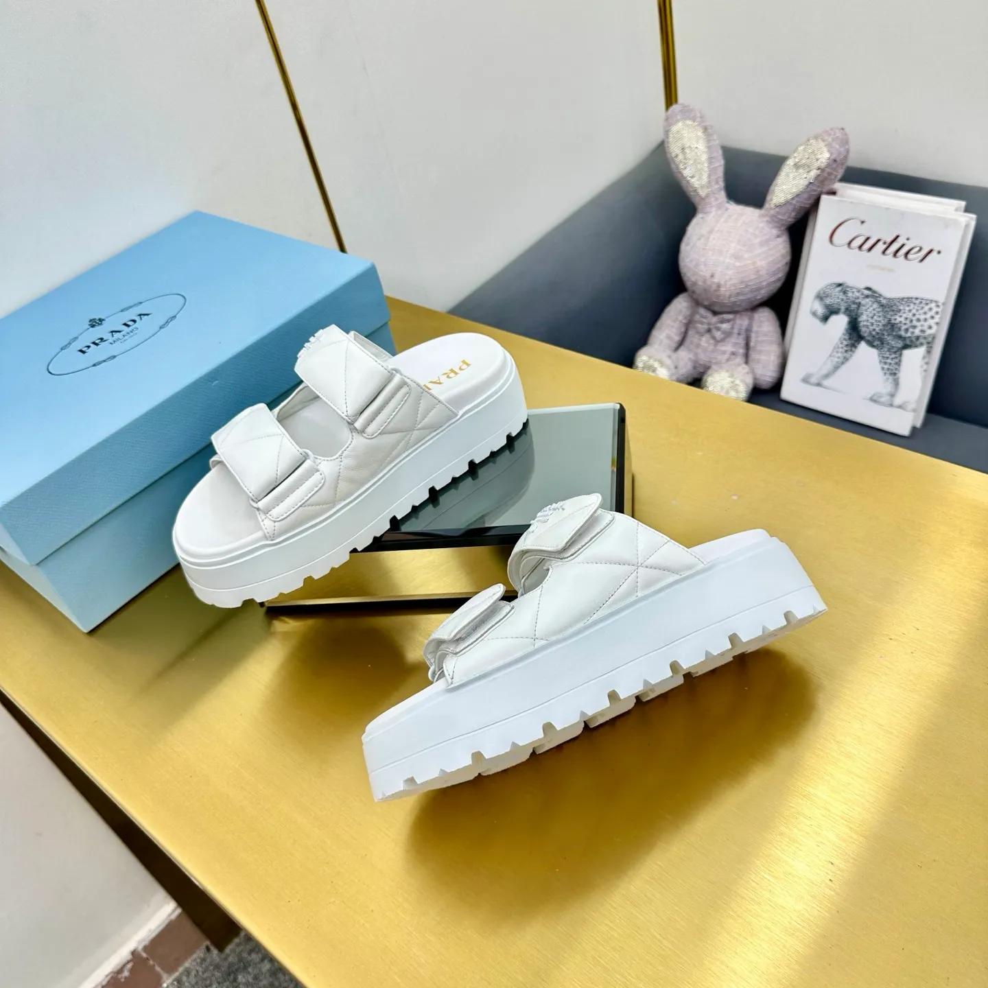 👟👟Ex-factory price 480👟👟 The highest version of Prada's new thick-soled casual sneakers. This sneaker continues the timeless silhouette and is a new classic item. Crafted from leather to enhance style. The style is light, with a triangle buckle logo and a 5CM thick sole. It is suitable for all seasons and can be matched with all kinds of casual styles. In an era where various styles are full of attention, the most long-term companion and the one that captures people's hearts bit by bit is undoubtedly the white shoe. Fabric: Cowhide Lining: Sheepskin Outsole: Original rubber outsole Sole thickness: 5CM Size 35-41